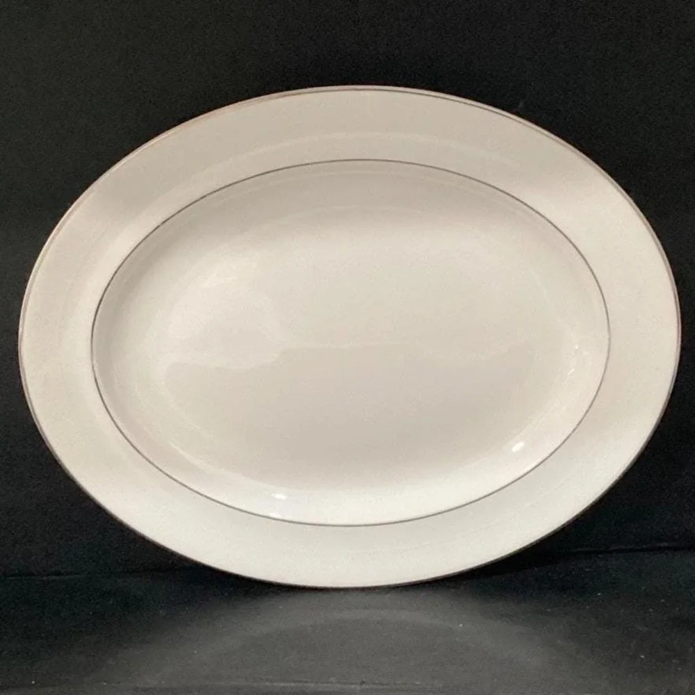 Royal Doulton Amulet Oval Serving Platter, White Floral Bone‎ China Tableware